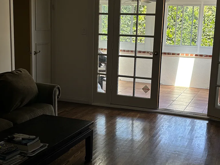 304 S Clark Dr — Photo 10