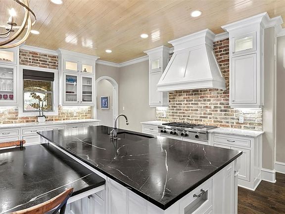 5th image of 213 Edinburgh Ct