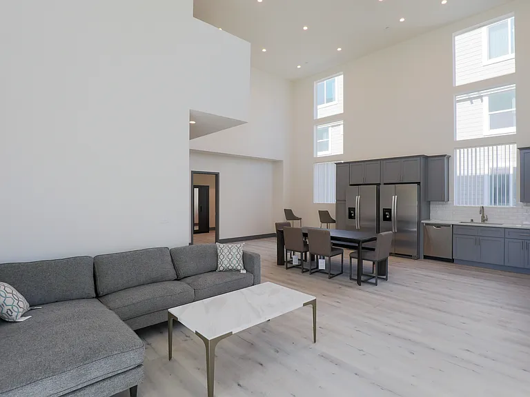 1180 W 37th Pl — Photo 5