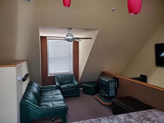 4th image of 913 Flint St