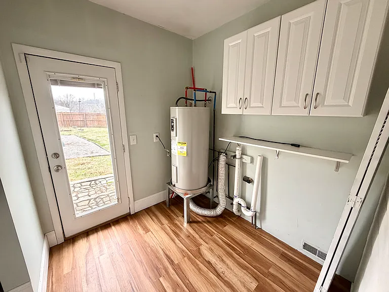 laundry room w/ hookups