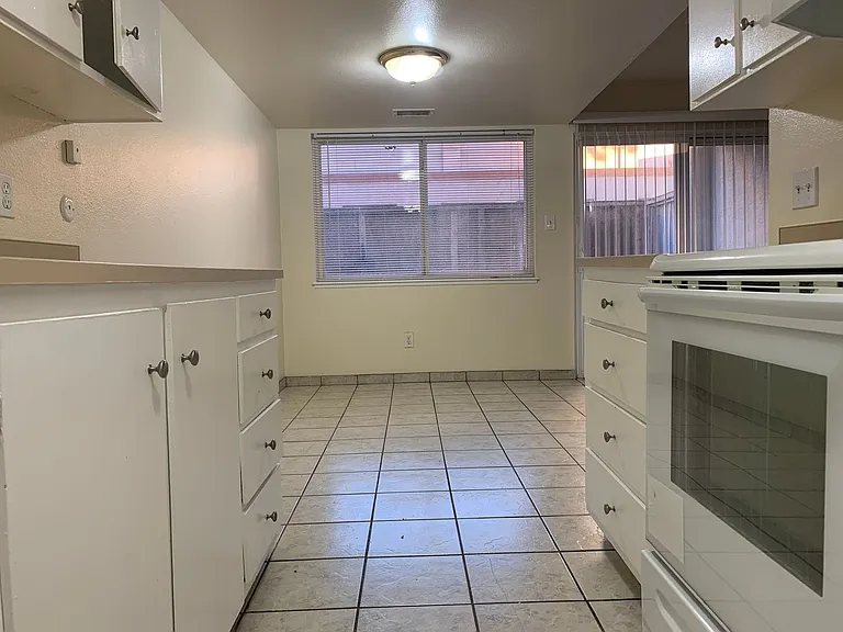 Large Quiet Two Bedroom — Photo 9