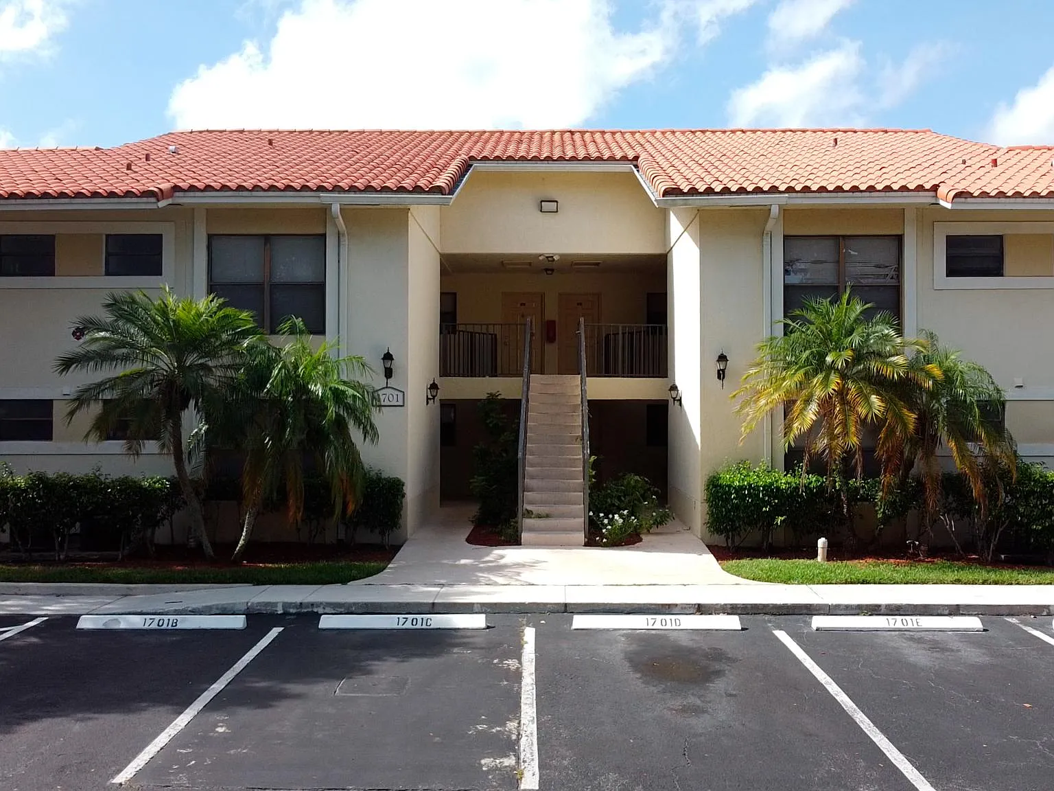 2 bed, 916 sqft, $1,950 — Photo 1