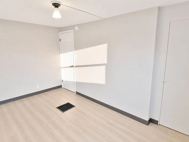 240 W High St — Photo 13