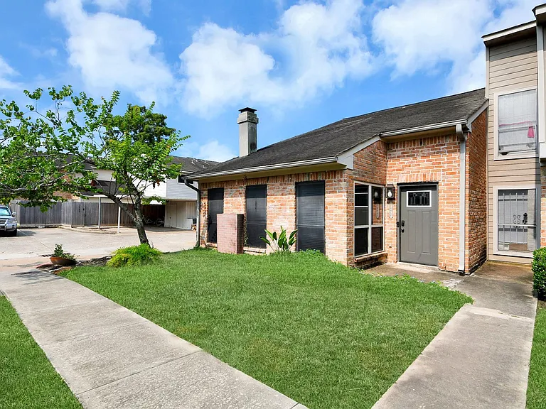 7877 Kendalia Dr — Photo 2