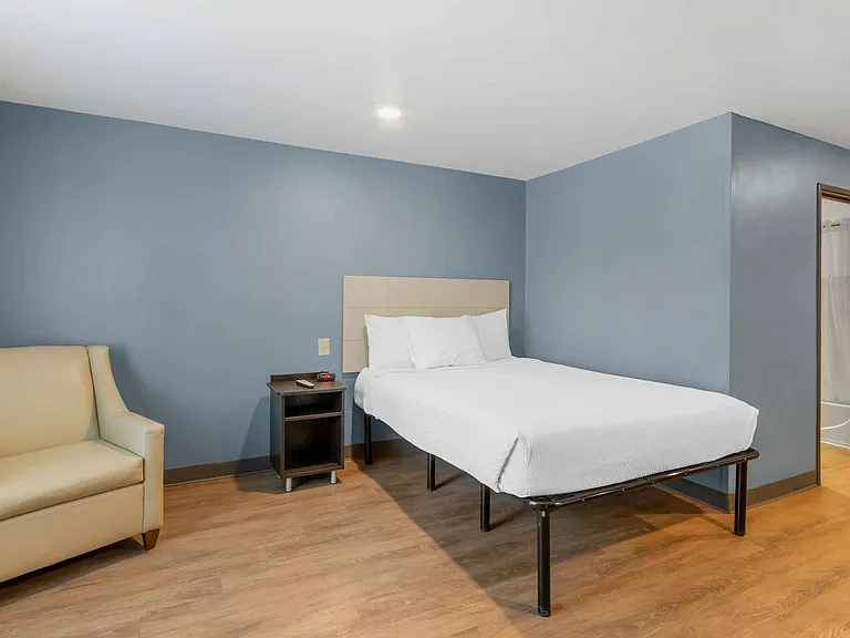 Deluxe Studio - 1 Queen Bed