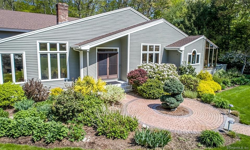 1st image of 26 Riverview Cir