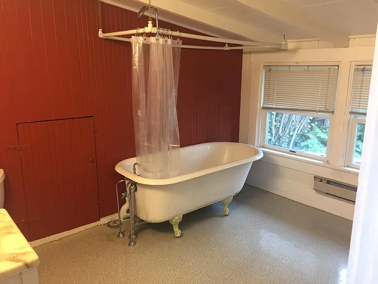 Bathroom (unfurnished)