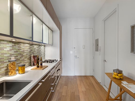 4th image of 75 Wall St #33I