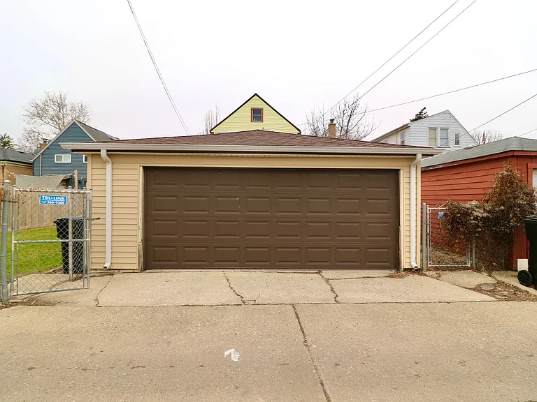 N Narragansett Ave — Photo 17