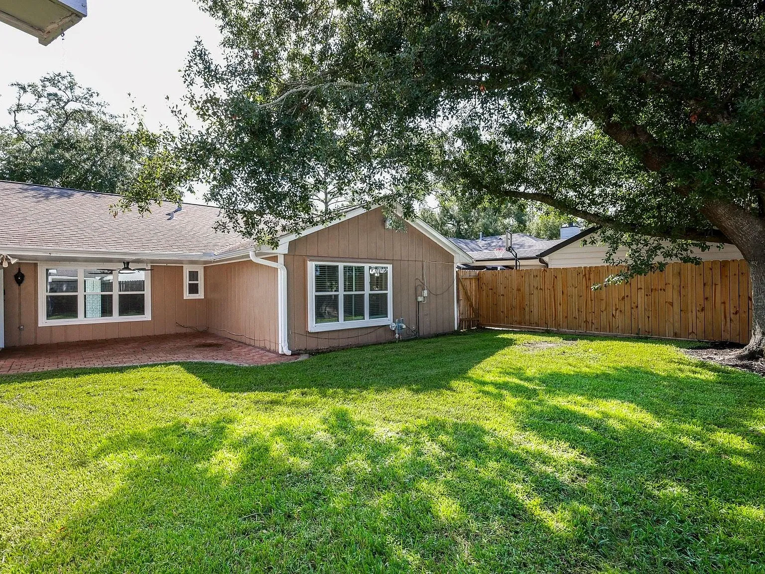 3 bed, 2.0 bath, 2289 sqft, $2,600 — Photo 2