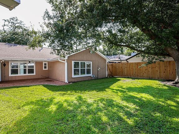 3rd image of 2815 Manila Ln