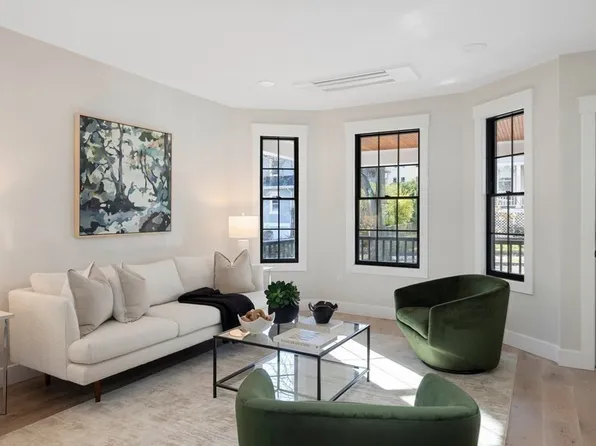 18 Plymouth St #18, Arlington, MA 02476