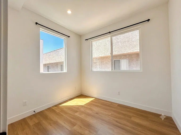 161 S Hoover St #B — Photo 18