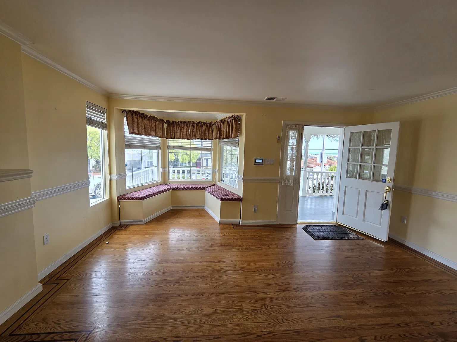 4 bed, 2209 sqft, $6,200 — Photo 3