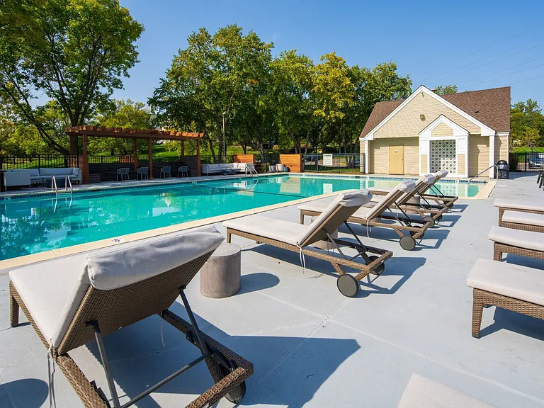 Pool & Lounge