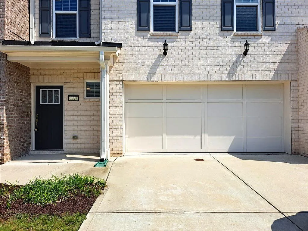 3 bed, 2.5 bath, 1999 sqft, $2,400 — Photo 2