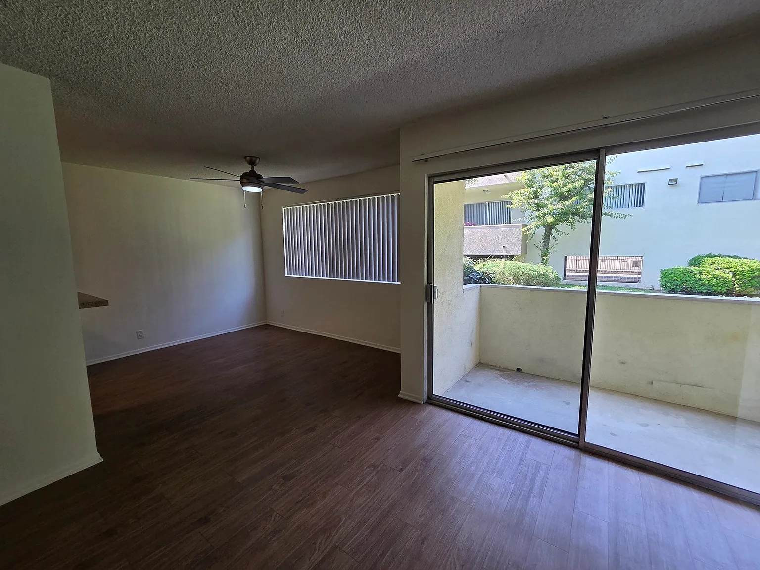 Crown Encino Apartments — Photo 4