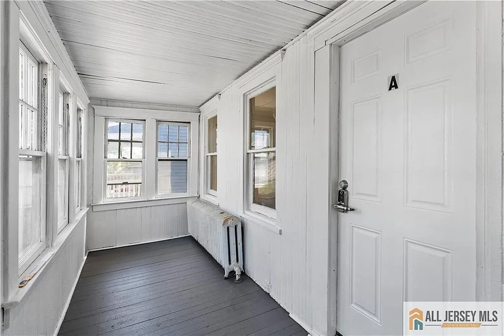 2 bed, 1.0 bath, 2269 sqft, $2,100 — Photo 4