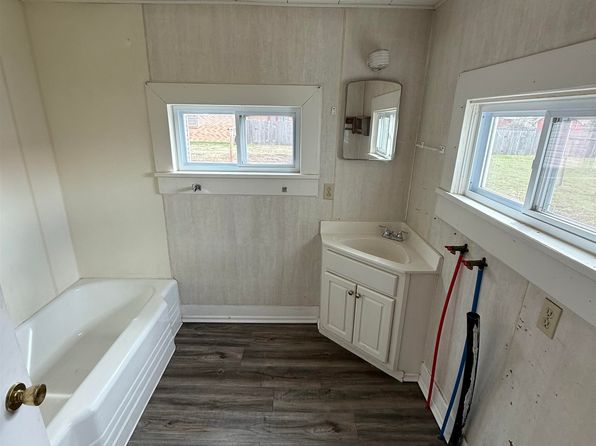 819 Pine St, La Crosse, KS 67548