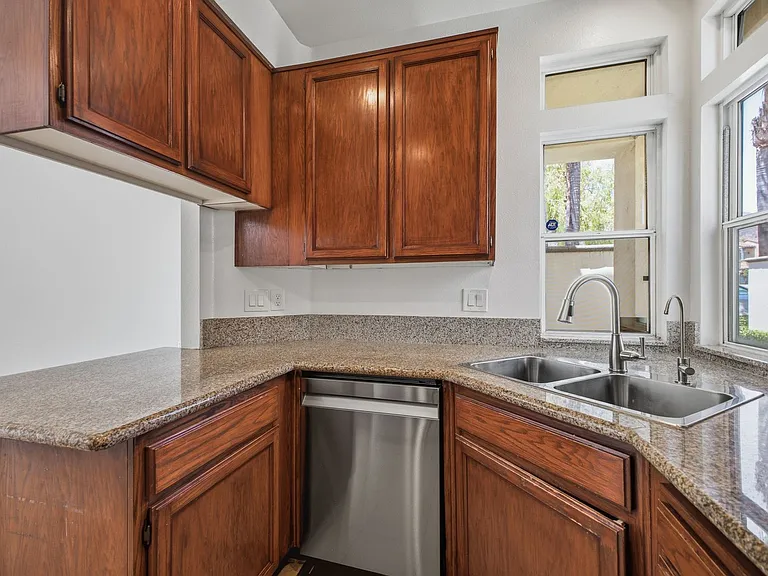 2338 Huntington Dr — Photo 6