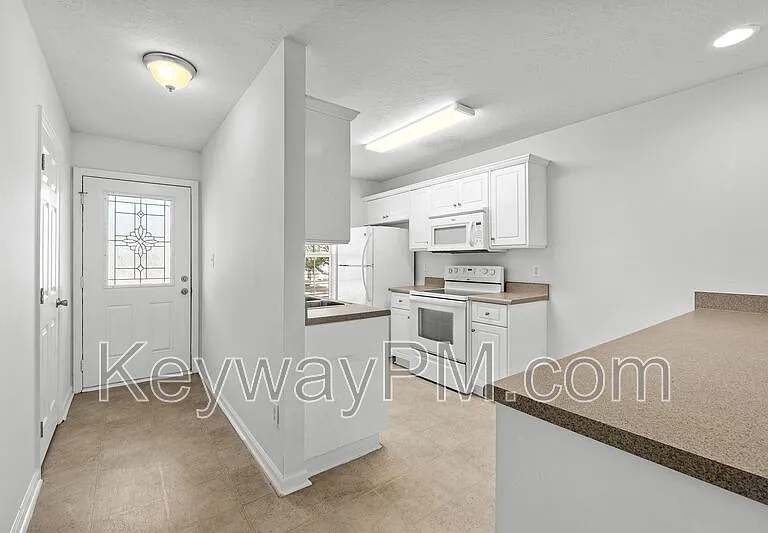 130 Bennington Ln — Photo 6