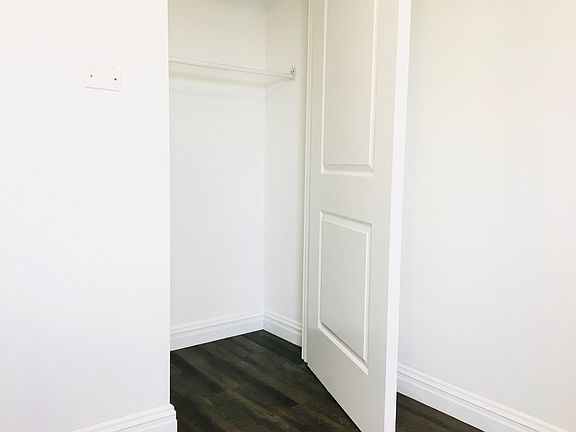 3rd image of 221 Kingsland Ave APT 5