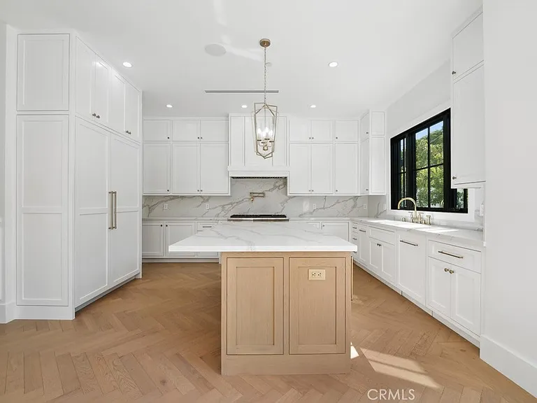 4539 Longridge Ave — Photo 8