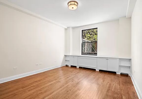 4th image of 304 W 89th St #2A