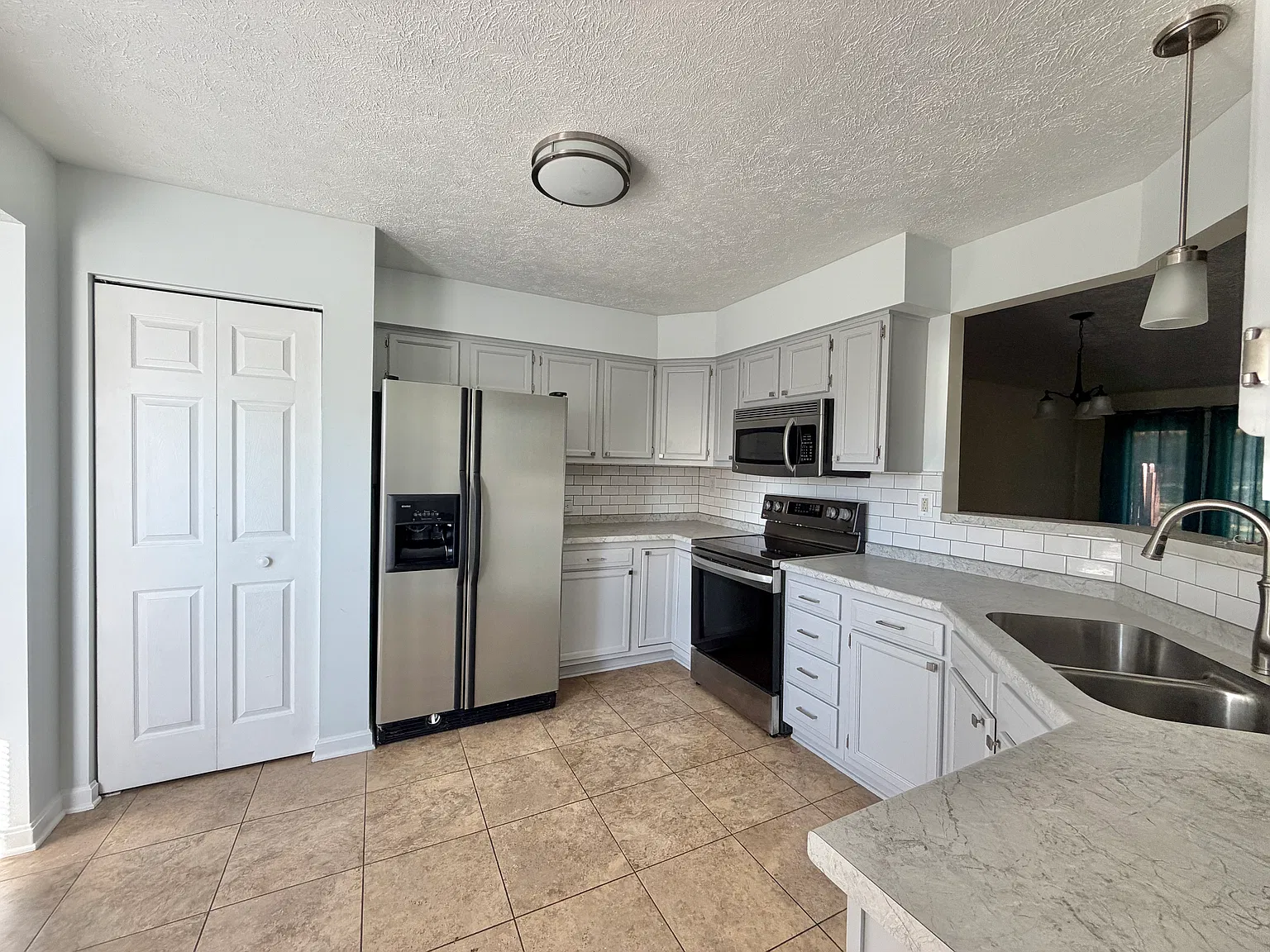 3 bed, 2.5 bath, 1484 sqft, $2,700 — Photo 4