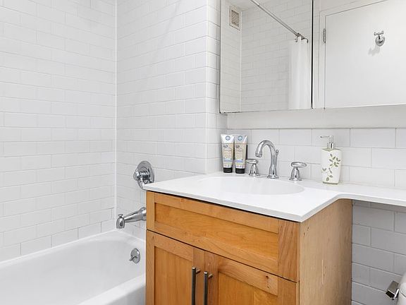 5th image of 516 W 47th St APT N7j