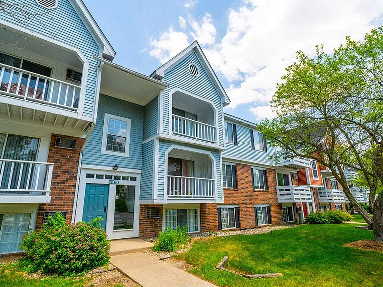 Irish Hills Apartments — Photo 41