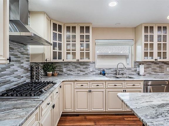 5th image of 118 10th Ave