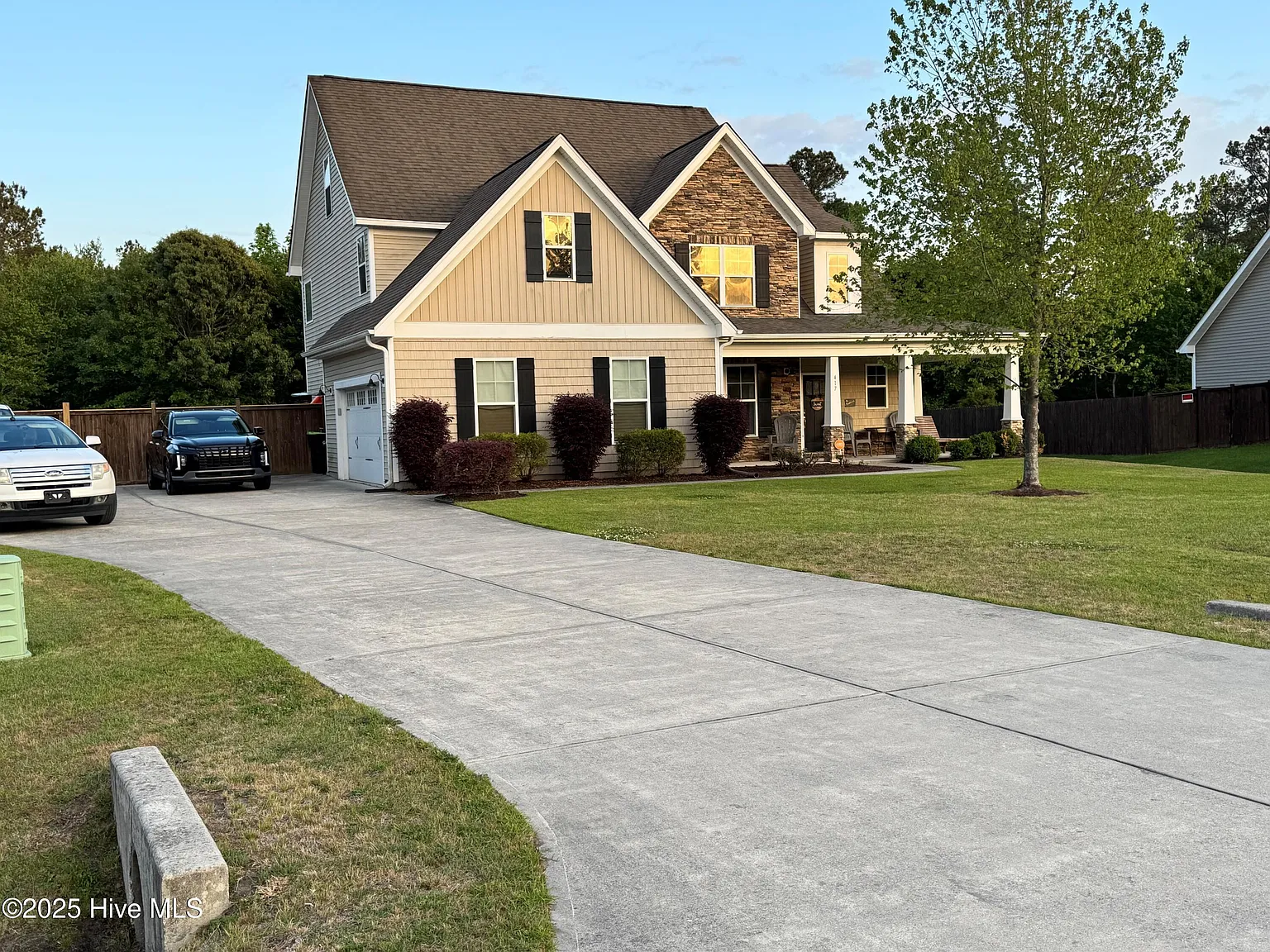 4 bed, 4.0 bath, $2,700 — Photo 2