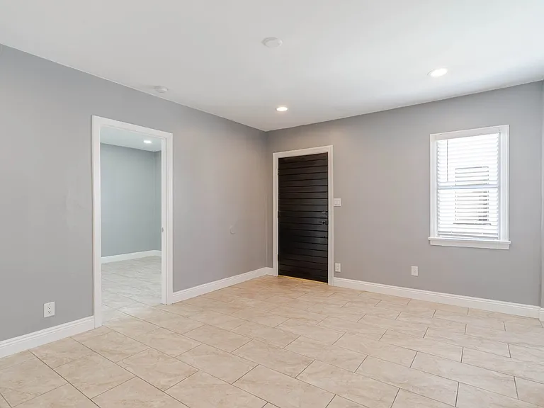 1049 Western Ave #B — Photo 4