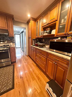 Rented by Halvatzis Realty | media 48