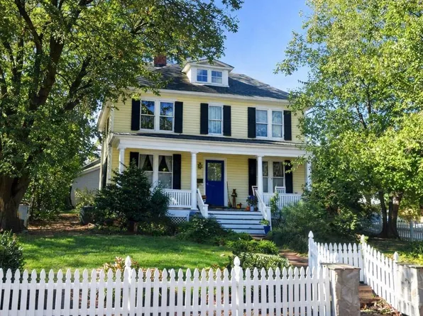 407 S King St, Leesburg, VA 20175