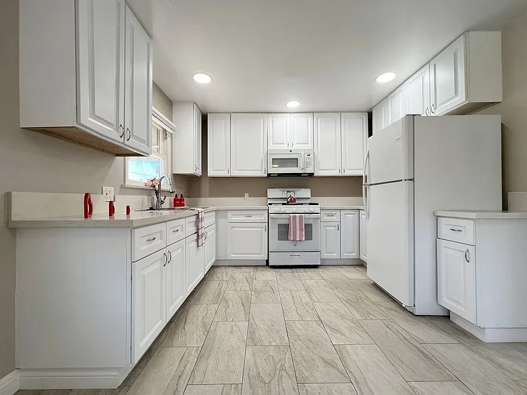 2247 Earl Ave — Photo 6