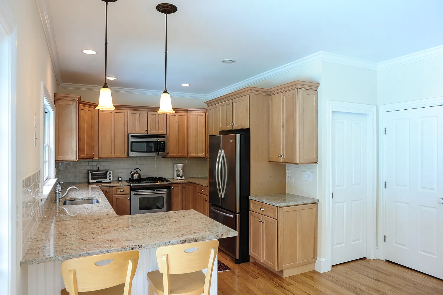 Prime East Hampton Village Location. Heated Pool. Walk To All — Photo 4