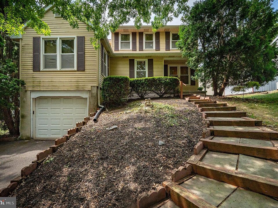 1st image of 996 Grouse Way