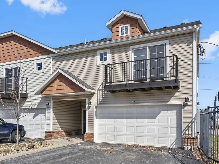 710 W Walnut St — Photo 2