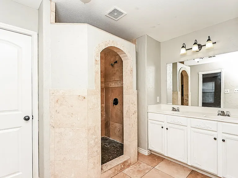 517 Creekbend St — Photo 13