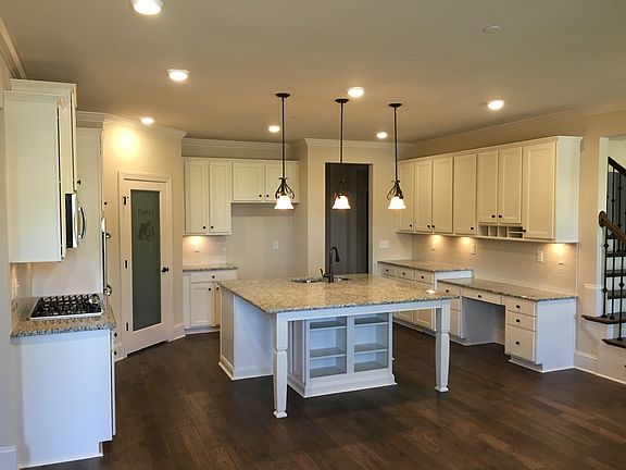 3rd image of 900 Los Lomas Way