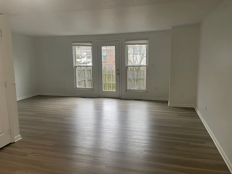 8049 Highfield Ct — Photo 4