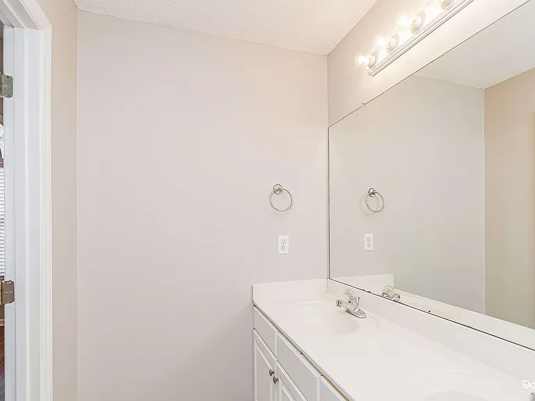 2841 Glastonbury Rd — Photo 13