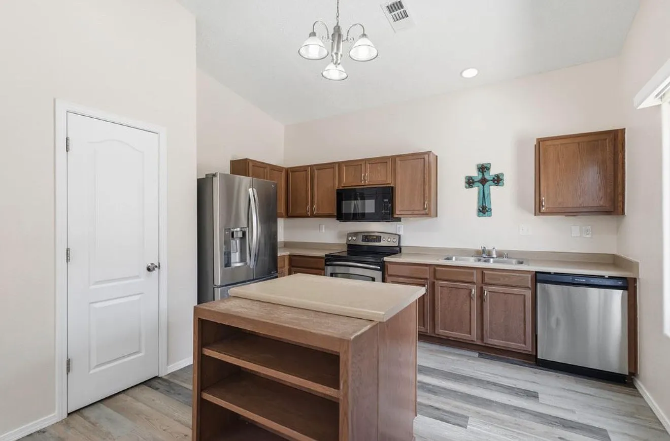 4 bed, 1679 sqft, $2,100 — Photo 4