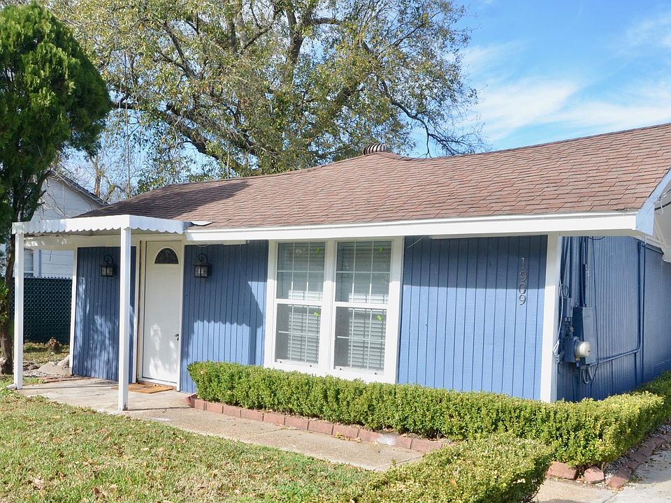 Adorable recently renovated bungalow close to 59, 610 and Hardy. Extended driveway features carport. New windows!