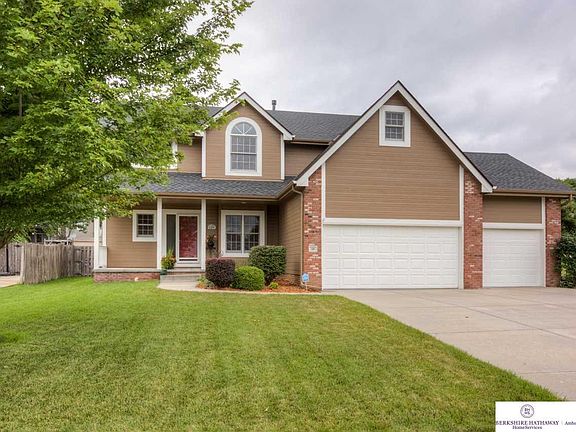 3rd image of 110 Longwood Dr