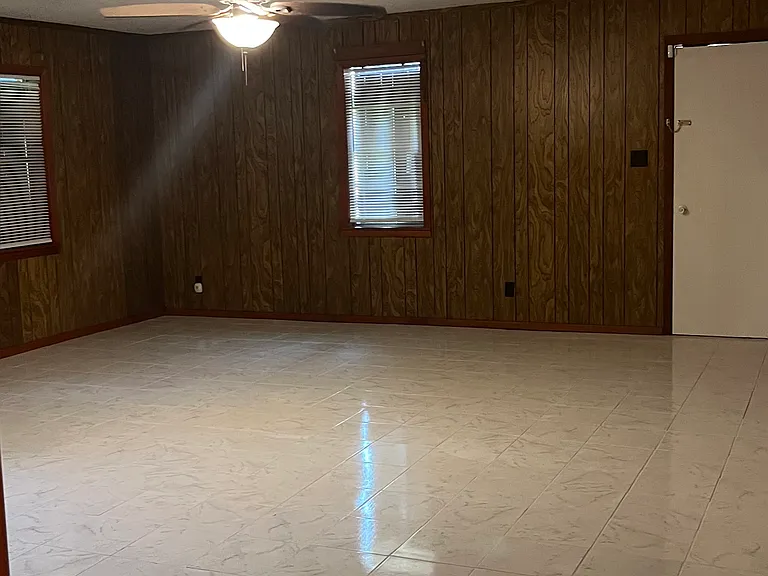 911 N Shireview Cir — Photo 2