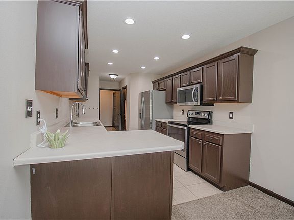 4th image of 837 SE Willow Brook Dr